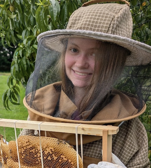 Auna, young beekeeper grantee
